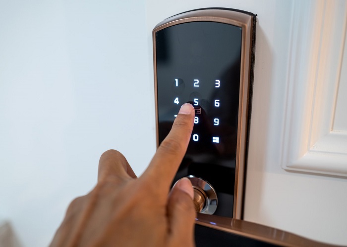 Lap-dat-khoa-cua-dien-tu-cho-doanh-nghiep-va-nha-giup-dam-bao-an-ninh